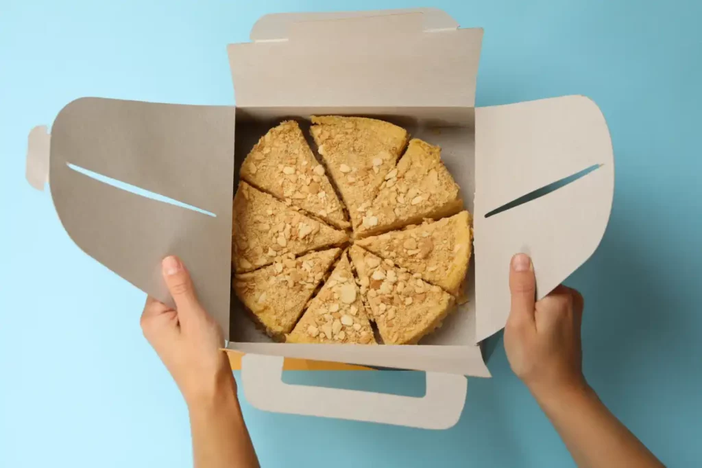 Geöffneter Karton mit einem Kuchen
